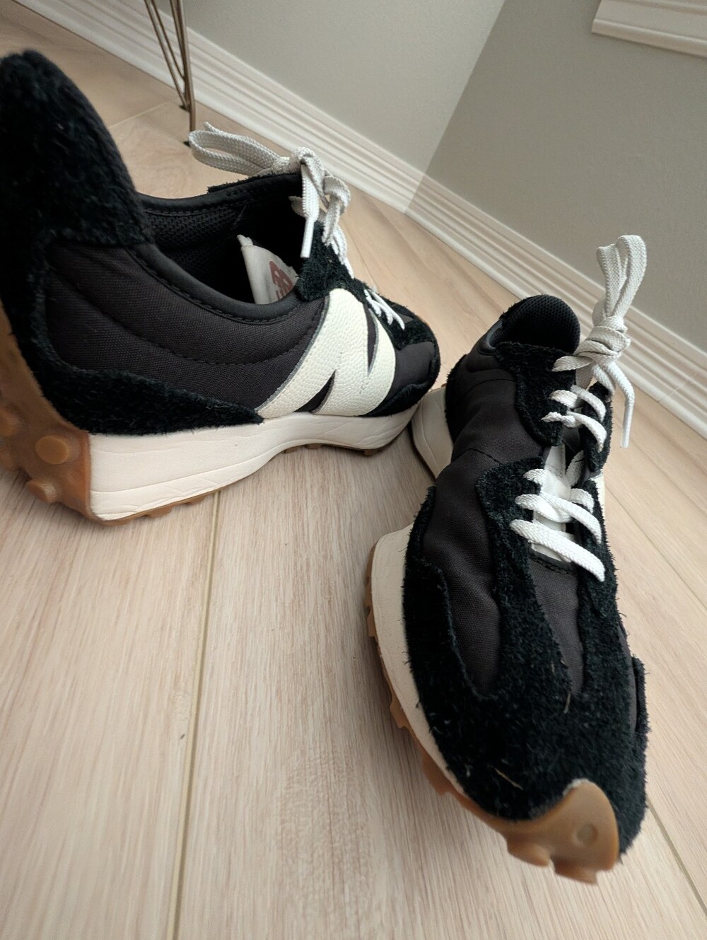 Classic New Balance 327 Sneakers - Size 8.5